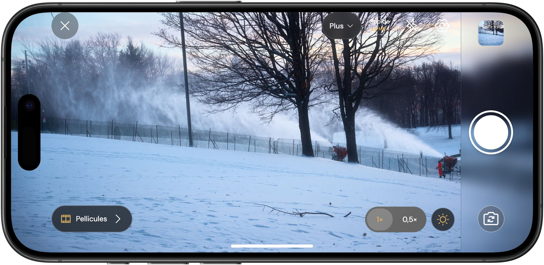 Canons à neige dans un parc enneigé à Montréal.