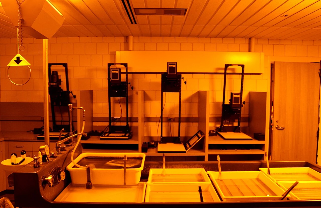 Il laboratorio MCTC fotografato da Tony Webster: ingranditori e zona bagnata in una vera camera oscura.