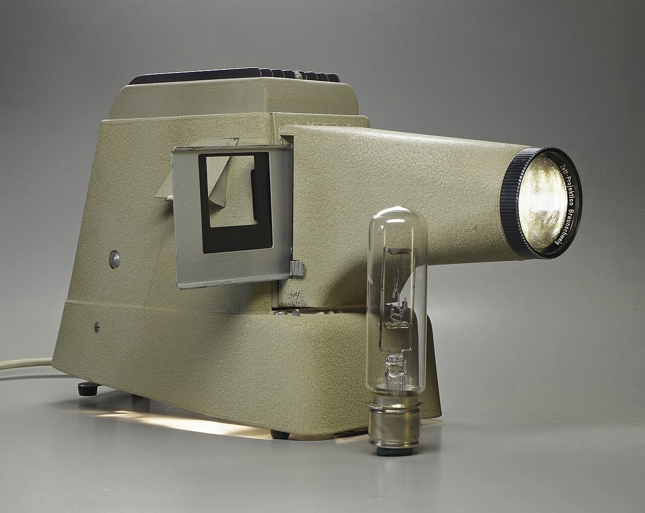 Projecteur de diapositives Super-Zett III : une lumière traverse le positif pour former l’image projetée.