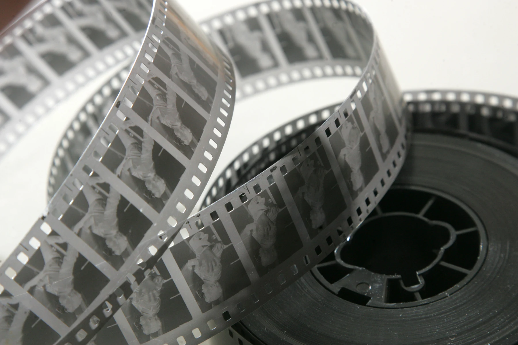 Film négatif réel. La surface de l’image contient une structure qui devient plus ou moins perceptible selon le procédé et l’agrandissement.