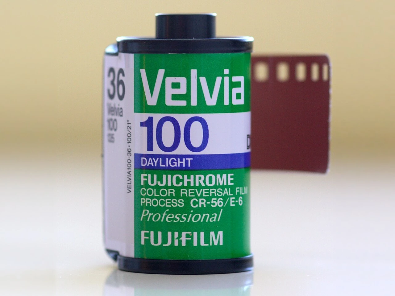 Cartouche FUJICHROME Velvia 100 photographiée par Kevin Dooley : un produit ultérieur, distinct de la première Velvia de 1990.