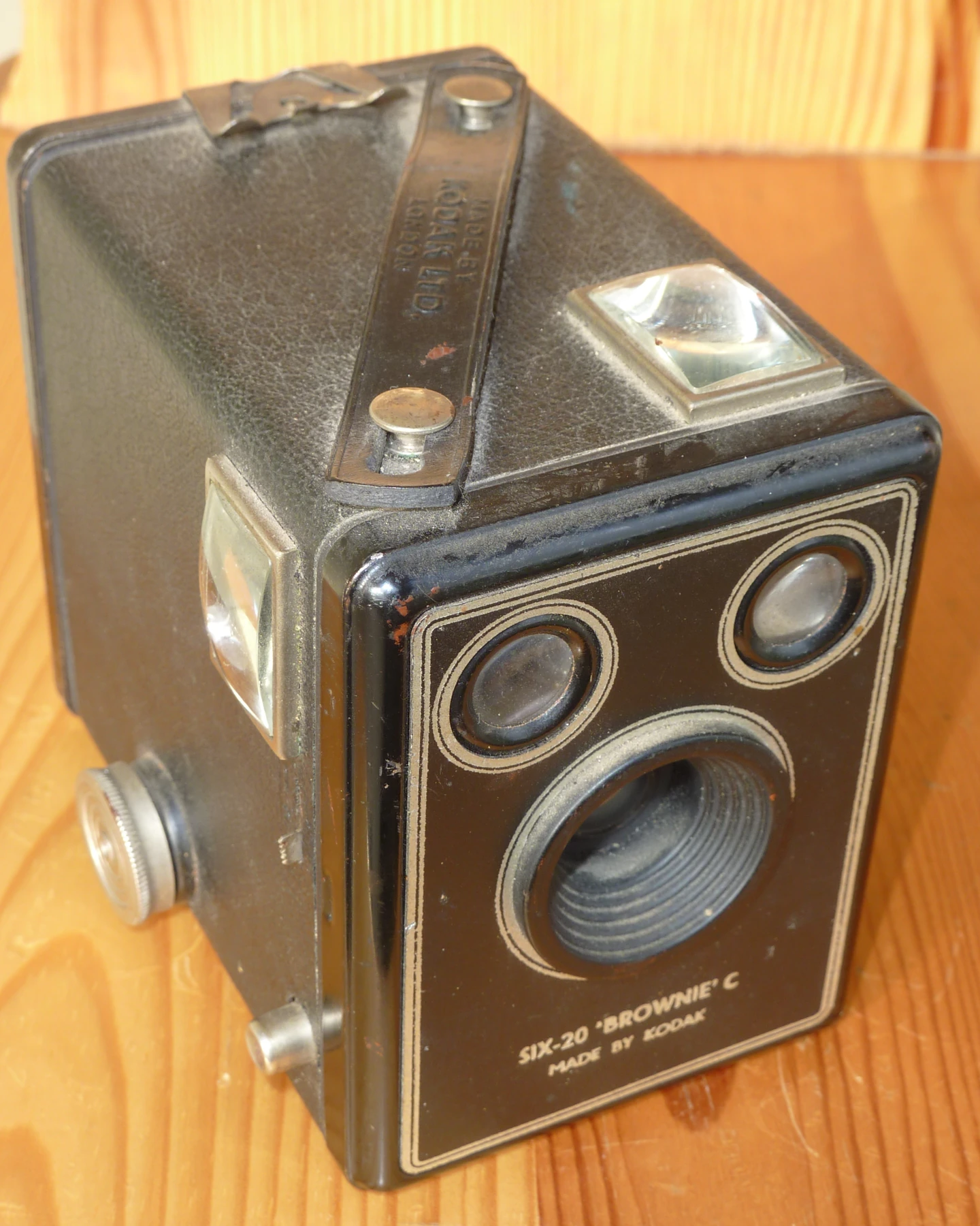 Kodak Brownie Six-20 : un modèle postérieur au premier Brownie de 1900. Photographie documentaire, et non prise de vue d’époque.