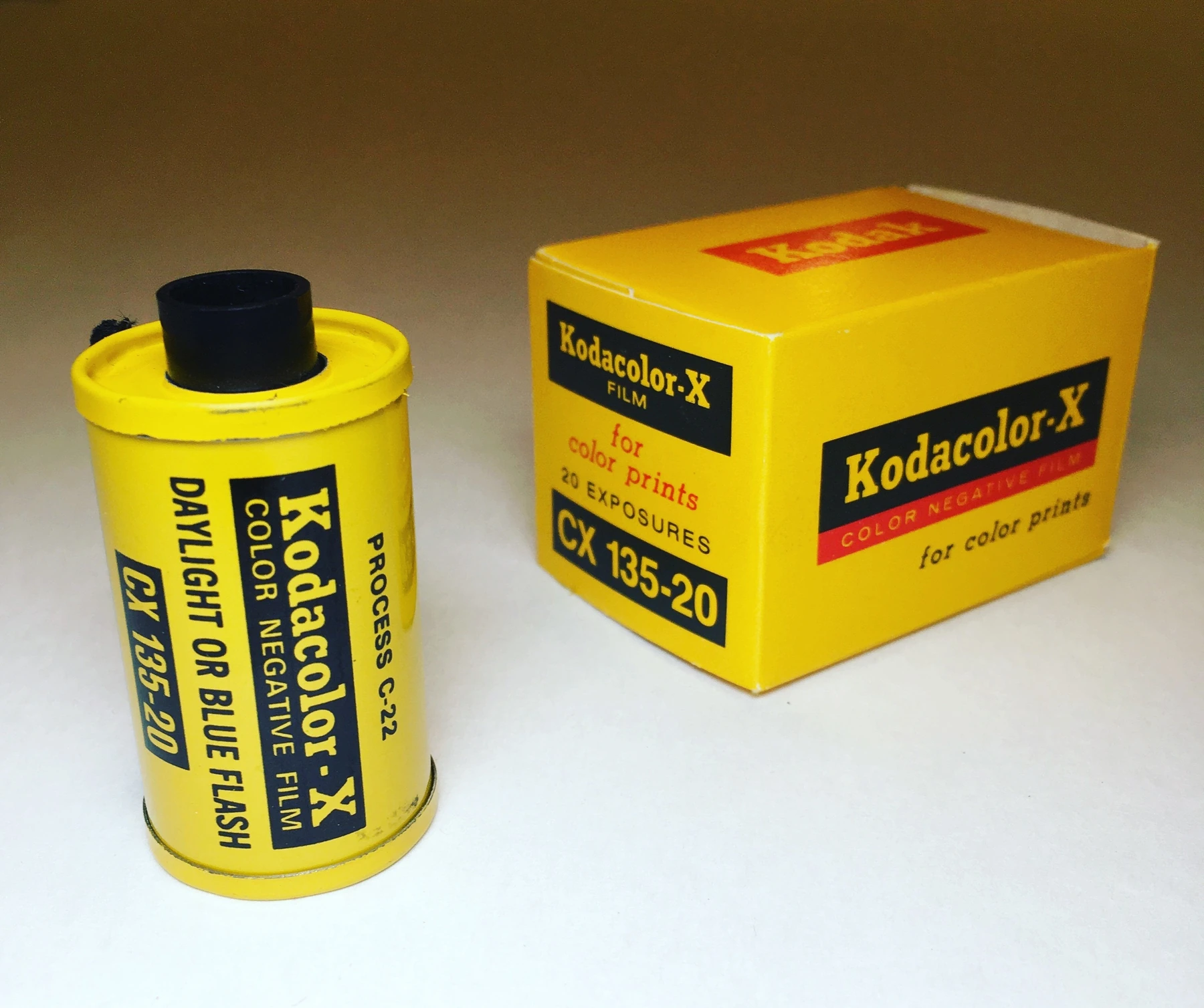 Cassette et boîte de Kodacolor-X 35 mm, produit d’une génération ultérieure au Kodacolor de 1942. Photo de Thistle33.