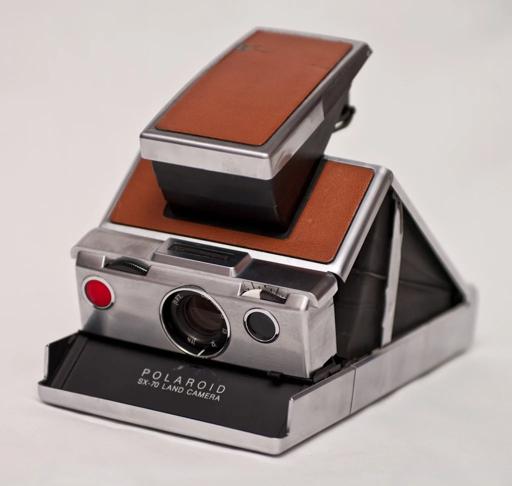 Eine 2010 fotografierte Polaroid SX-70: eine historische Kamera, kein Archivbild ihrer Einführung.